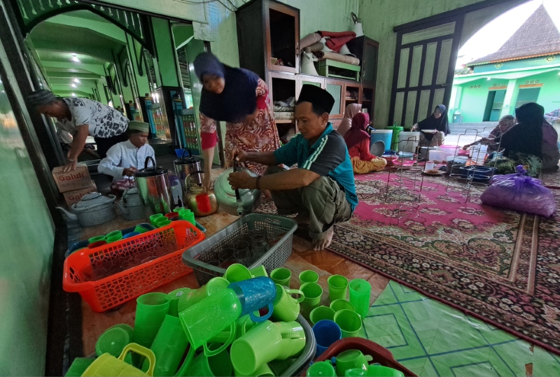 BERSIAP: Warga menyiapkan makanan berbuka puasa untuk jemaah masjid.
