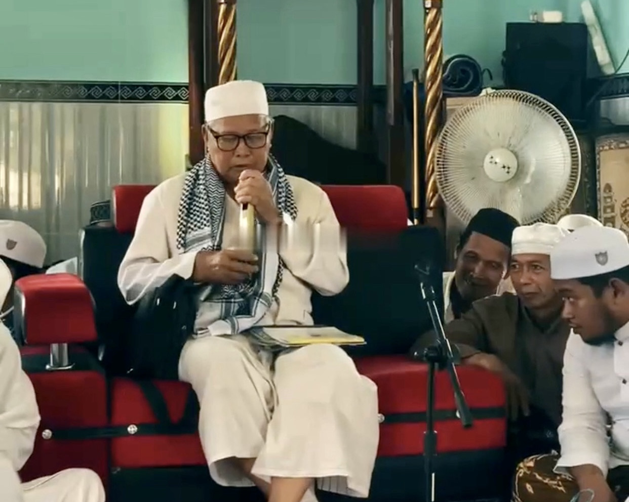 TOKOH MASYARAKAT: Kiai Haji Muhammad Ilmi memimpin salah satu majelis di Kecamatan Teluk Kepayang, beberapa waktu lalu.
