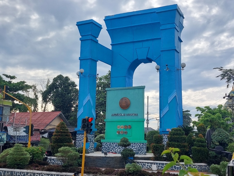 Tugu Simpang Sepuluh/ Tugu Adipura