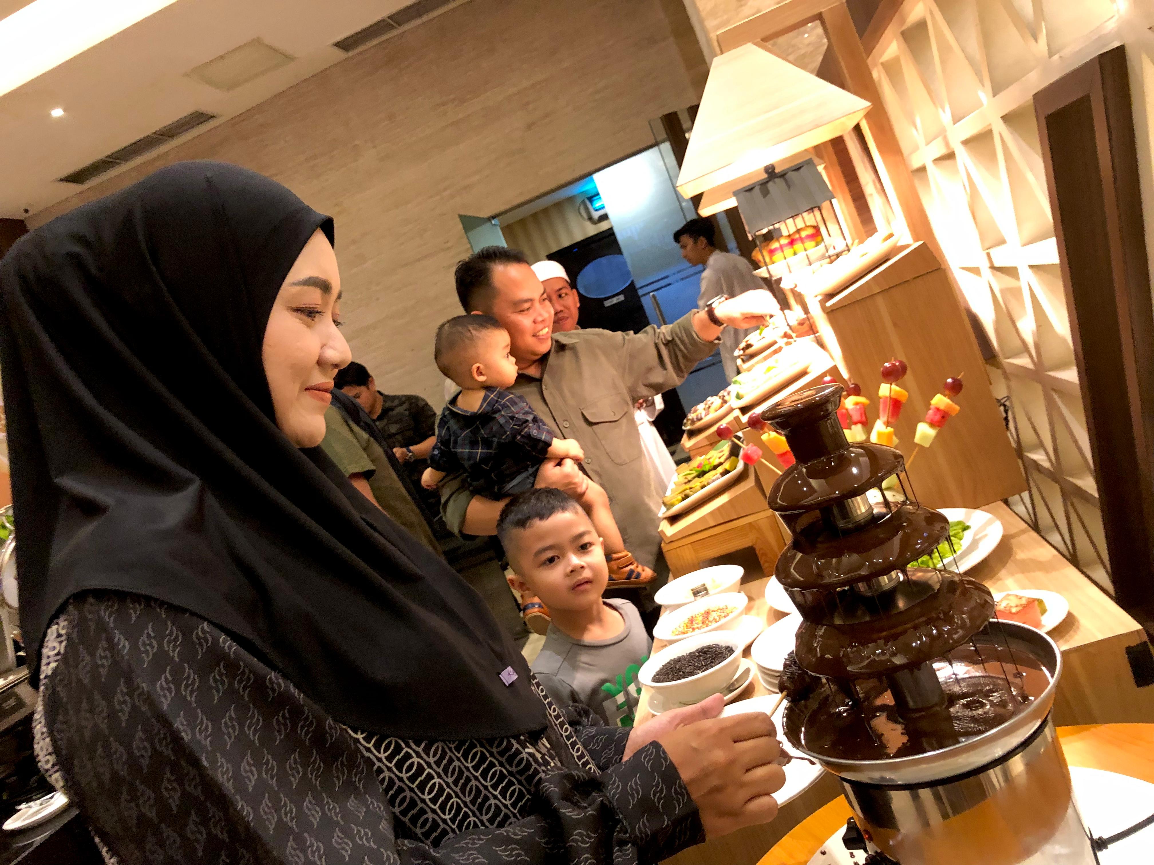 BERBUKA SPESIAL: Chocolate Fountain menjadi salah satu menu highlight di Sweet Sugar Ramadhan Pyramid Suites Hotel Banjarmasin.&nbsp;