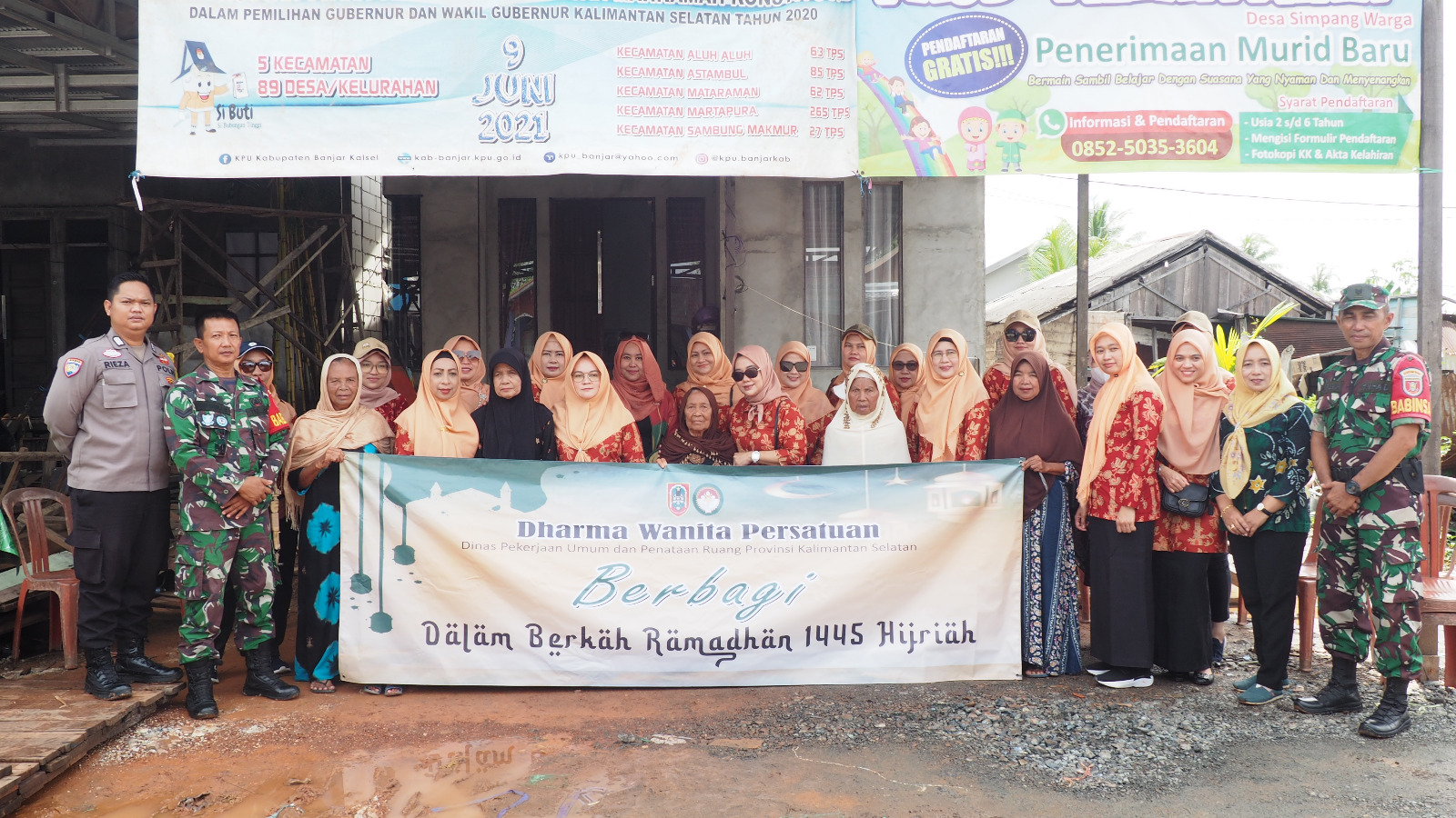 SERAHKAN: DWP Dinas PUPR Kalsel saat menyerahkan paket sembako kepada perwakilan warga Pemurus.