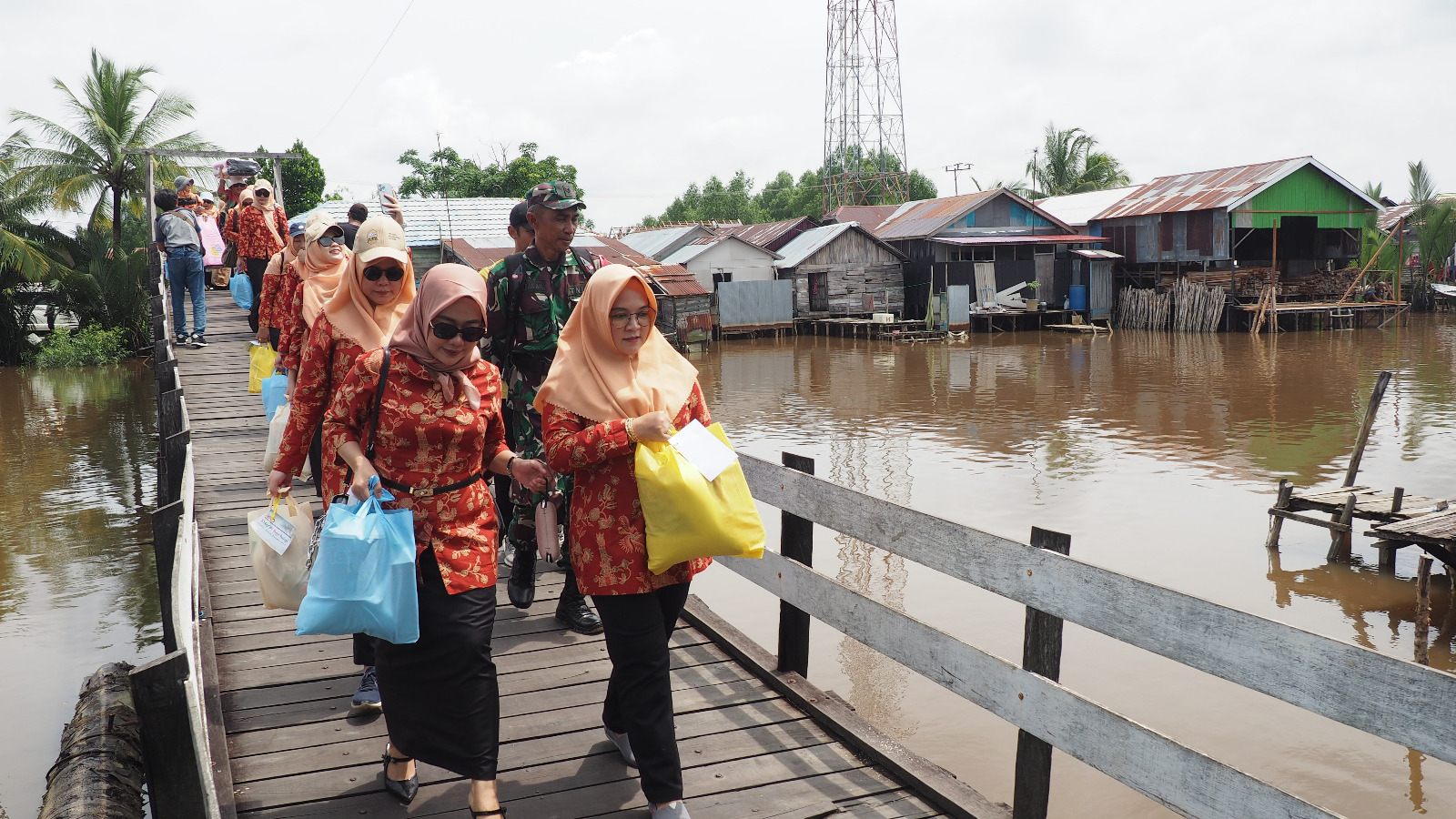 LANGSUNG: Fernanda Maulina Ahmad Solhan serahkan bantuan secara langsung kepada masyarakat Bantaran Sungai Parit 1 Aluh-Aluh.