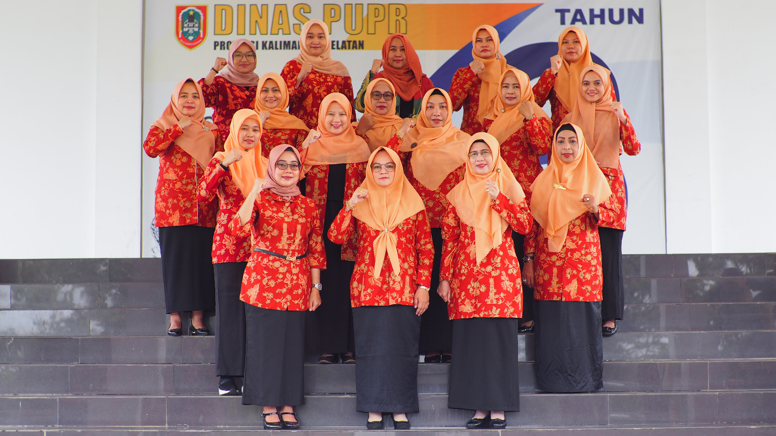 MOMEN: Dharma Wanita Persatuan (DWP) Dinas PUPR Provinsi Kalimantan Selatan saat berfoto bersama.