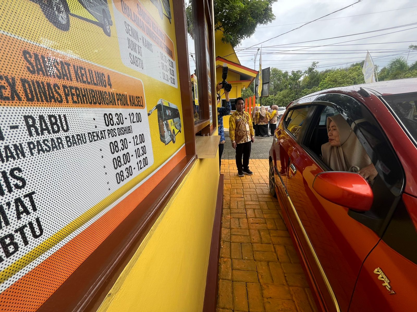 DRIVE THRU: Wajib pajal menggunakan layanan Drive Thru di UPPD Samsat Banjarmasin II Kayutangi, di Jalan Brigjend Hasan Basri, Banjarmasin Utara, Senin (18/3) pagi.
