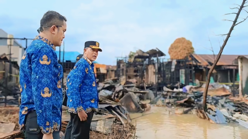 MENINJAU: Sekda Banjarbaru, Said Abdullah bersama jajaran meninjau lokasi kebakaran di Kecamatan Cempaka, Senin (18/3).