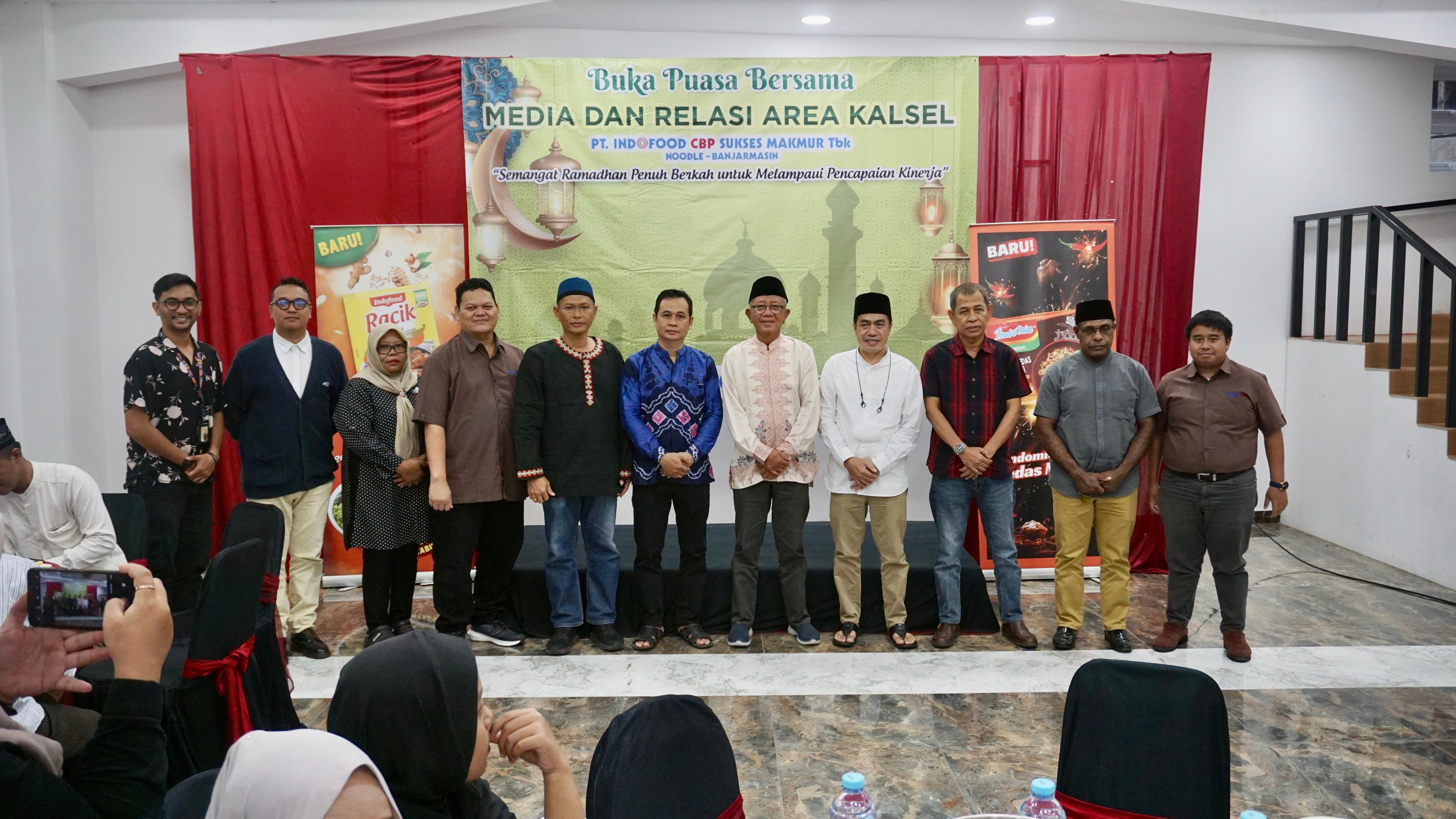 ABADIKAN MOMEN: Manajemen Indofood Banjarmasin bersama Para pimpinan media massa Kalimantan Selatan.