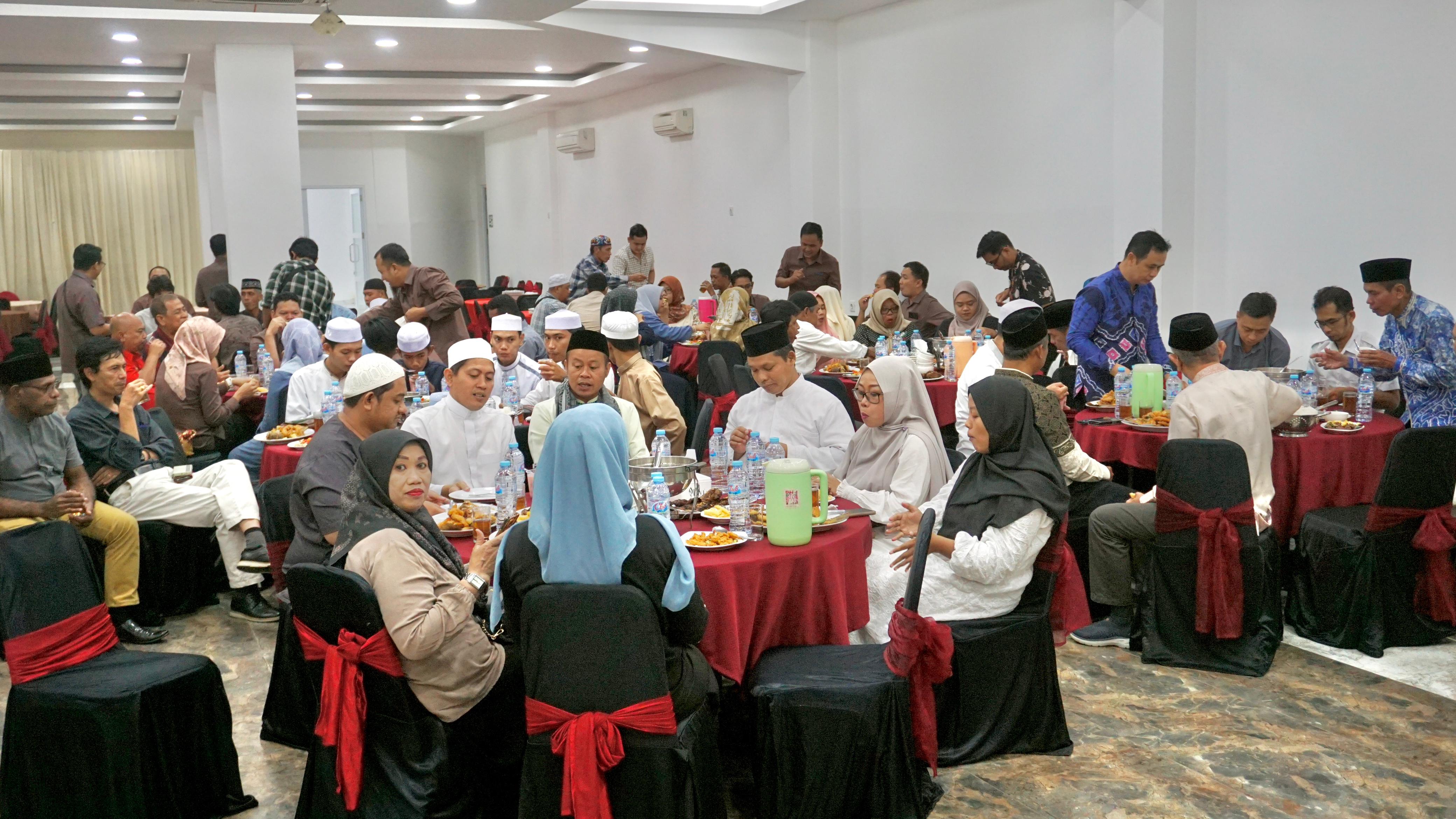 BUKBER: Suasana berbuka puasa bersama yang digelar oleh Indofood di Restoran Lima Rasa, Banjarmasin, Selasa (19/3).
