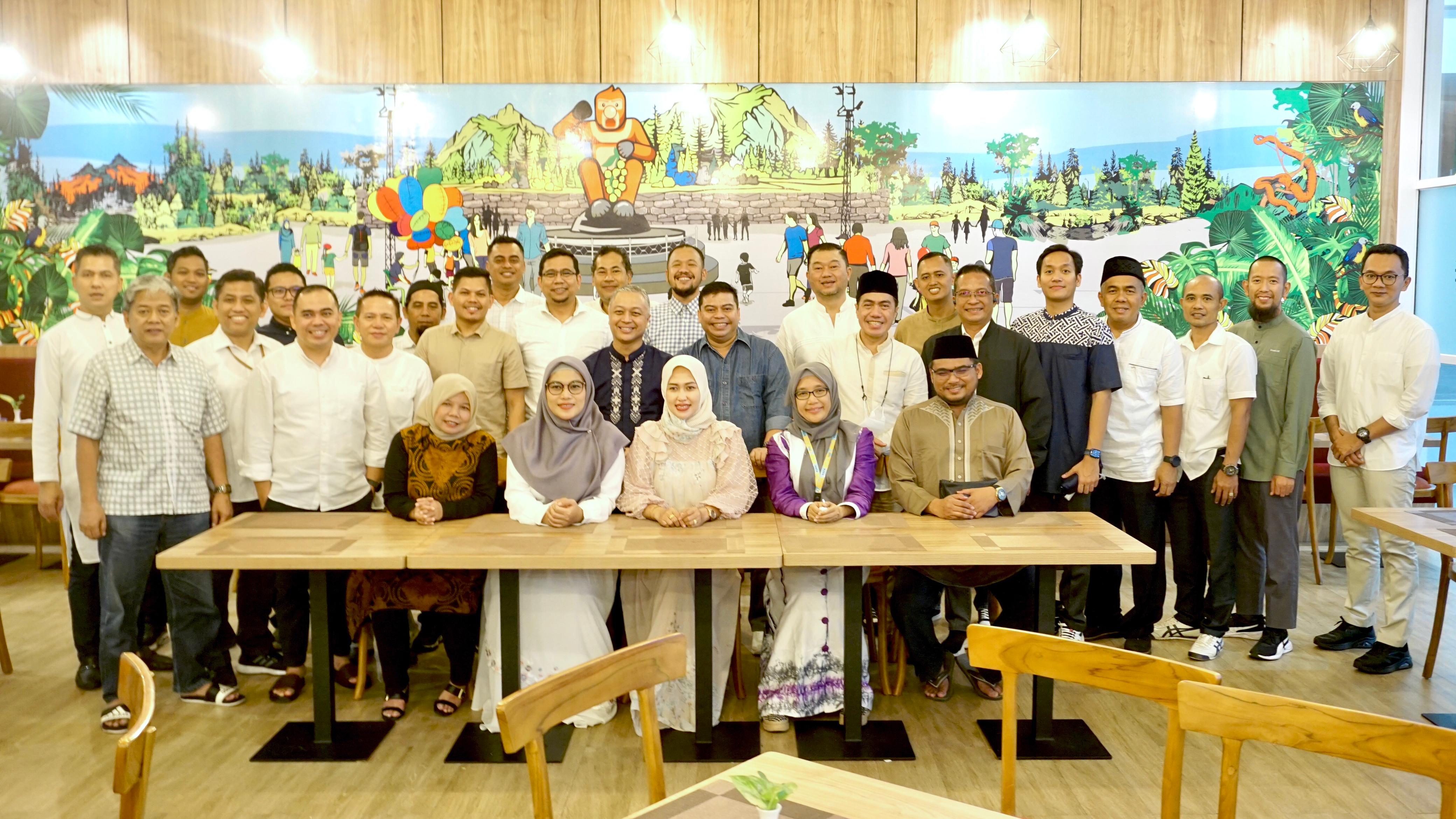 KOMPAK: Members GMC+ berfoto bersama jelang berakhirnya kegiatan &ldquo;Bukber & Ngopi Santai&rdquo; di restoranCordia Hotel