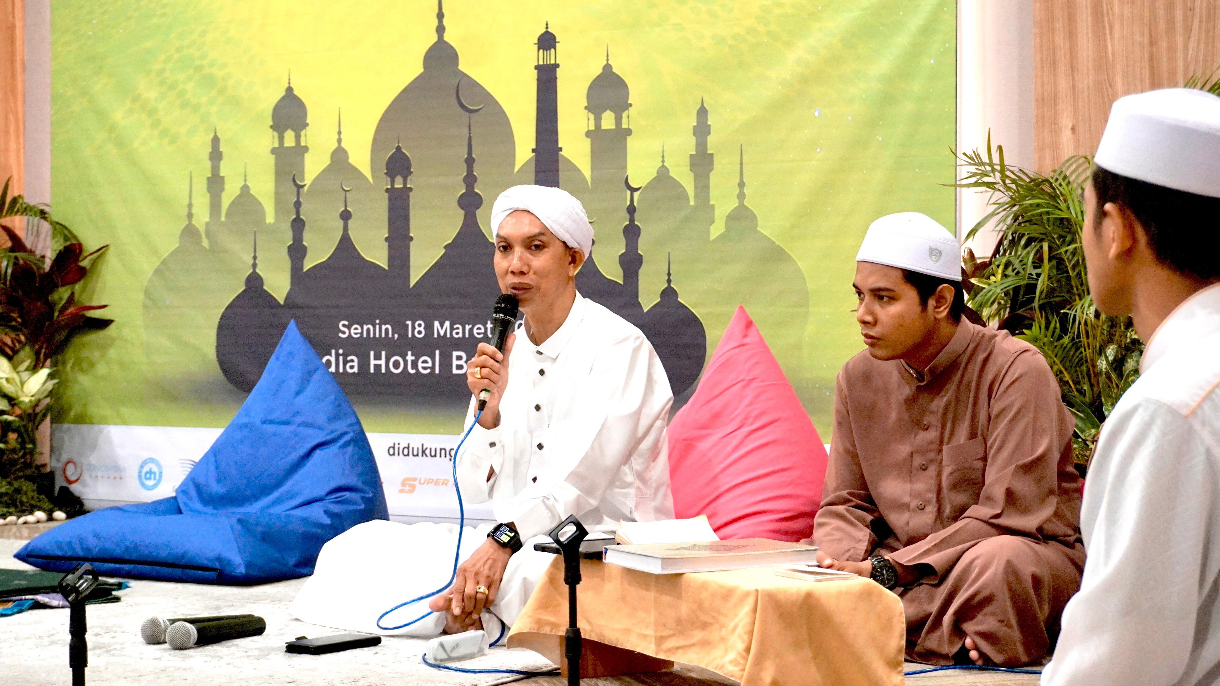 TAUSIAH: Ustaz H Rahmat dari Majelis Assyifa memberikan tausiah dan membacakan doa jelang berbuka puasa