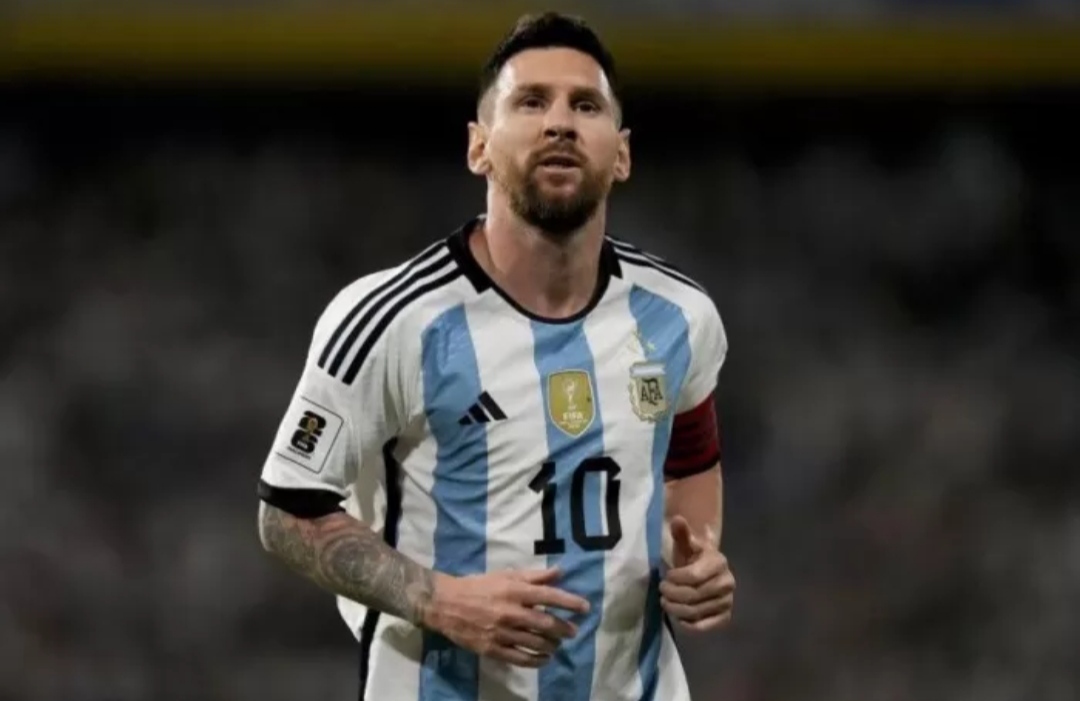 ABSEN: Lionel Messi saat membela Timnas Argentina. Dia dinyatakan absen bulan ini. (X/Argentina)