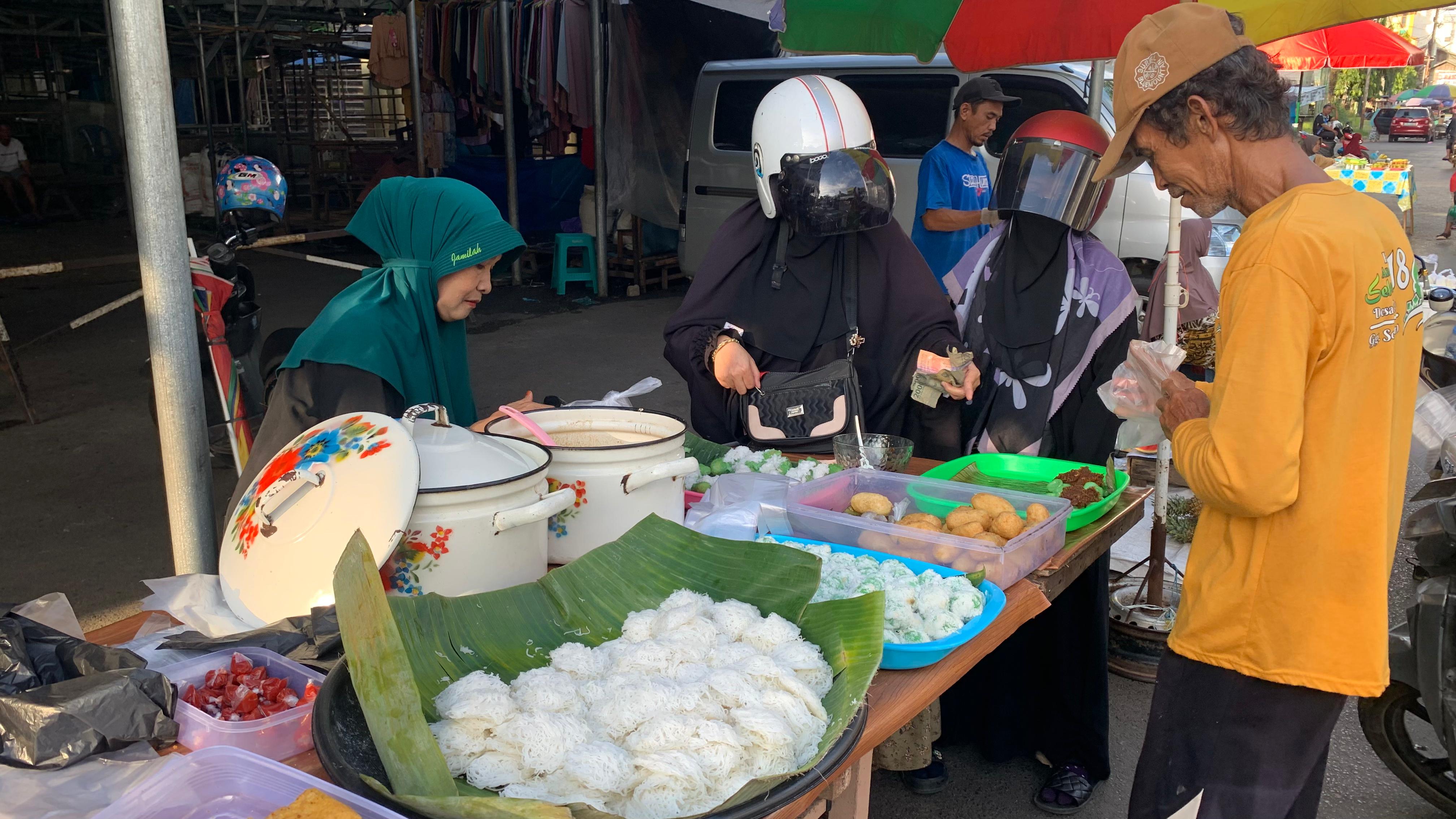 KULINER: Warga HSU memanfaatkan sejumlah jalan di Kota Amuntai untuk berburu kuliner.