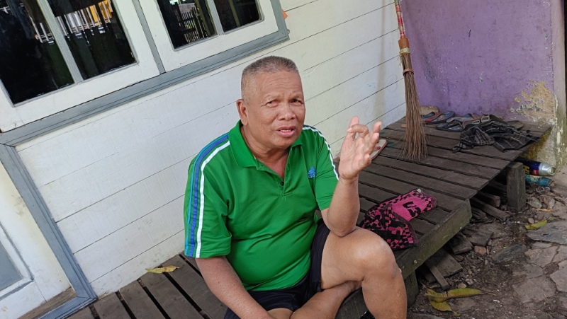 Warga Sekumpul, Rusmiji saat ditemui di rumahnya, Jumat (15/3).