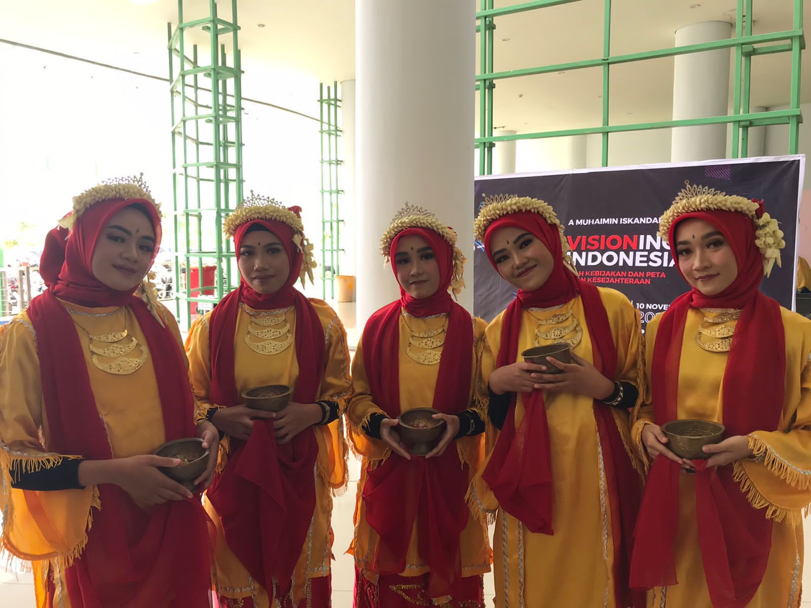 MAHASISWA ULM: Kostum tarian Radap Rahayu yang dibawakan mahasiswa program studi IPS FKIP ULM memancarkan nuansa budaya Banjar yang elegan. (Achmad Reza Faisal)