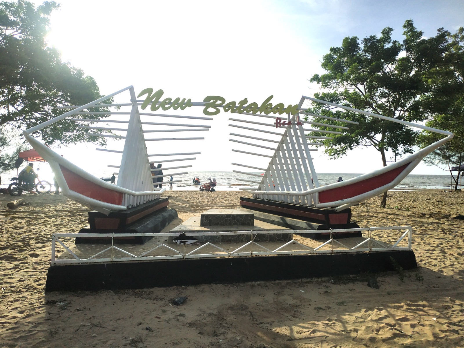 NAIK : Landmark Pantai Batakan Baru (Foto : Norsalim Yahya/Radar Banjarmasin)