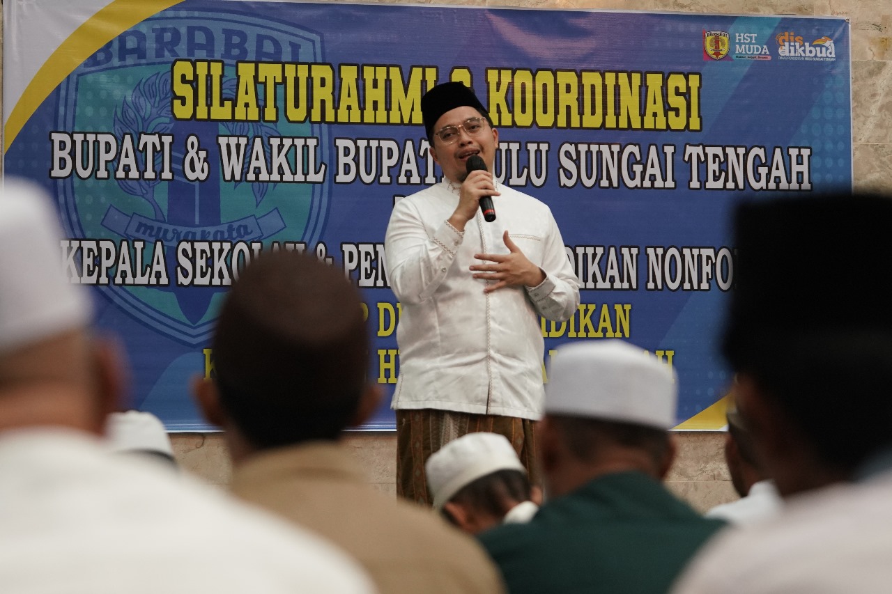 PEMBUKA: Bupati HST, H Aulia Oktafiandi saat memberikan arahan kepada Kepsek SD, SMP, Ustaz dan Ustazah. Foto: PROKOM UNTUK RADAR BANJARMASIN.