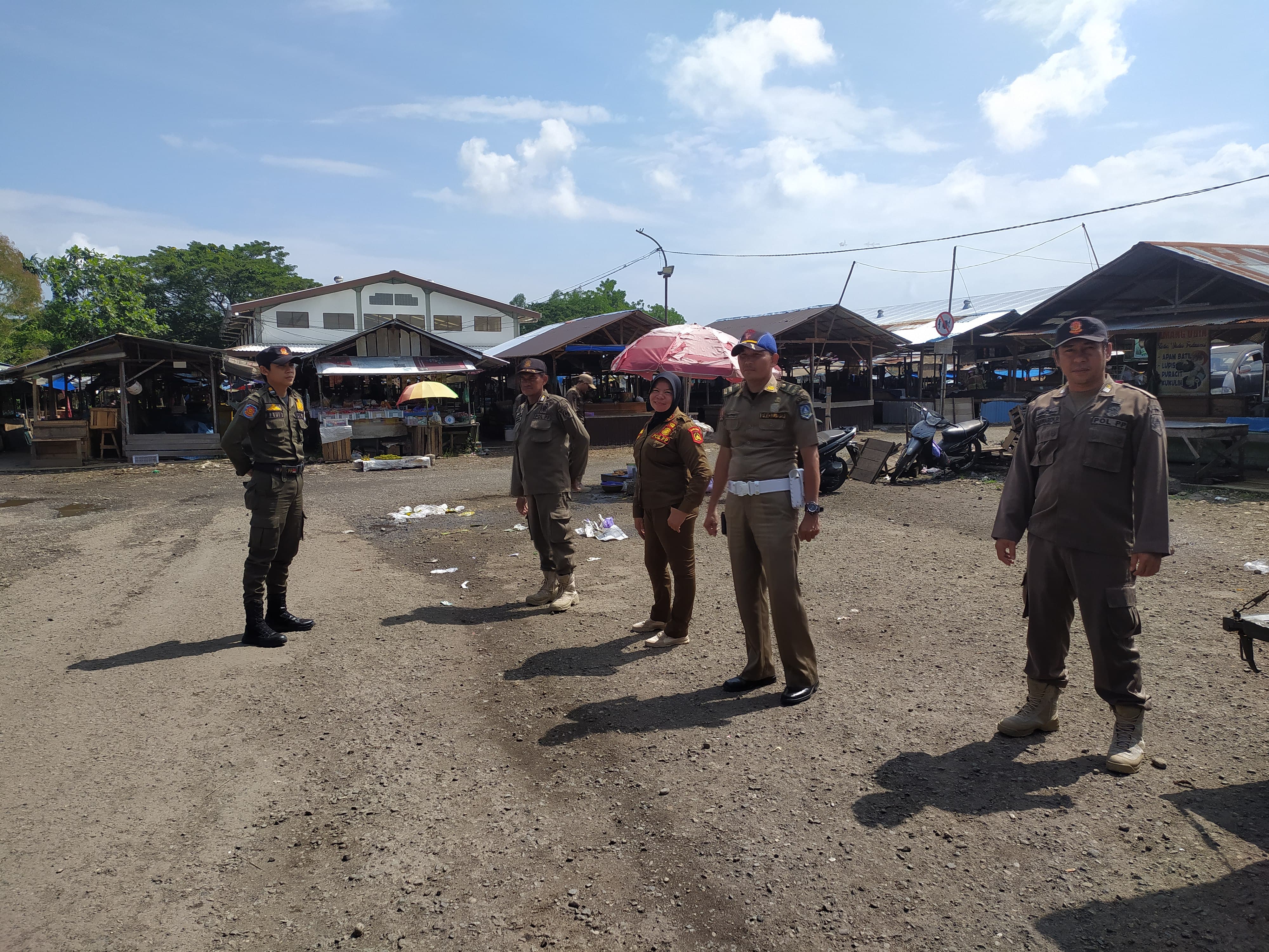 PENERTIBAN : Satpol PP dan Damkar Kabupaten HSS saat melakukan operasi penegakkan Perda Ramadan. Foto Satpol PP dan Damkar Kabupaten HSS untuk Radar Banjarmasin