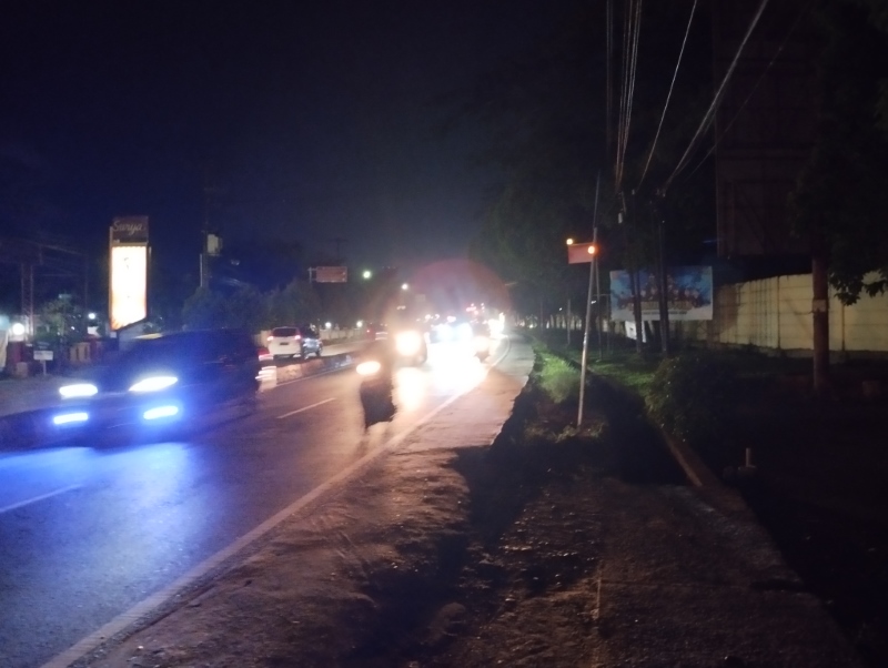 GELAP: Kondisi Jalan A Yani Km 31 (depan Mako Sat Brimobda Kalsel) gelap akibat banyak PJU yang mati, Selasa (19/3) malam.
