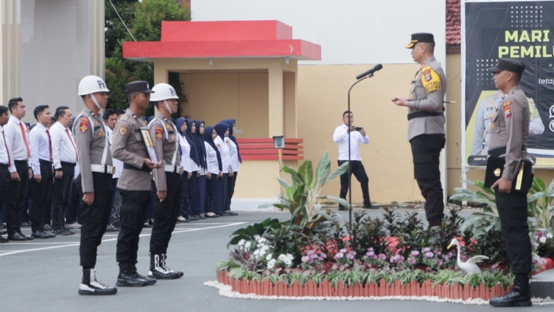 DIPECAT: Kapolres Kotabaru AKBP Tri Suhartanto mencoret foto anggota Polri yang di berhentikan.