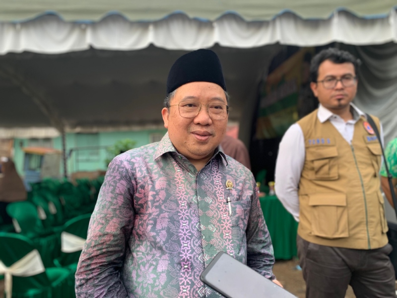 Anggota Komisi VIII DPR RI, Syaifullah Tamliha saat memberikan hibah untuk warga Desa Pesayangan Utara, Kabupaten Banjar, beberapa waktu lalu.