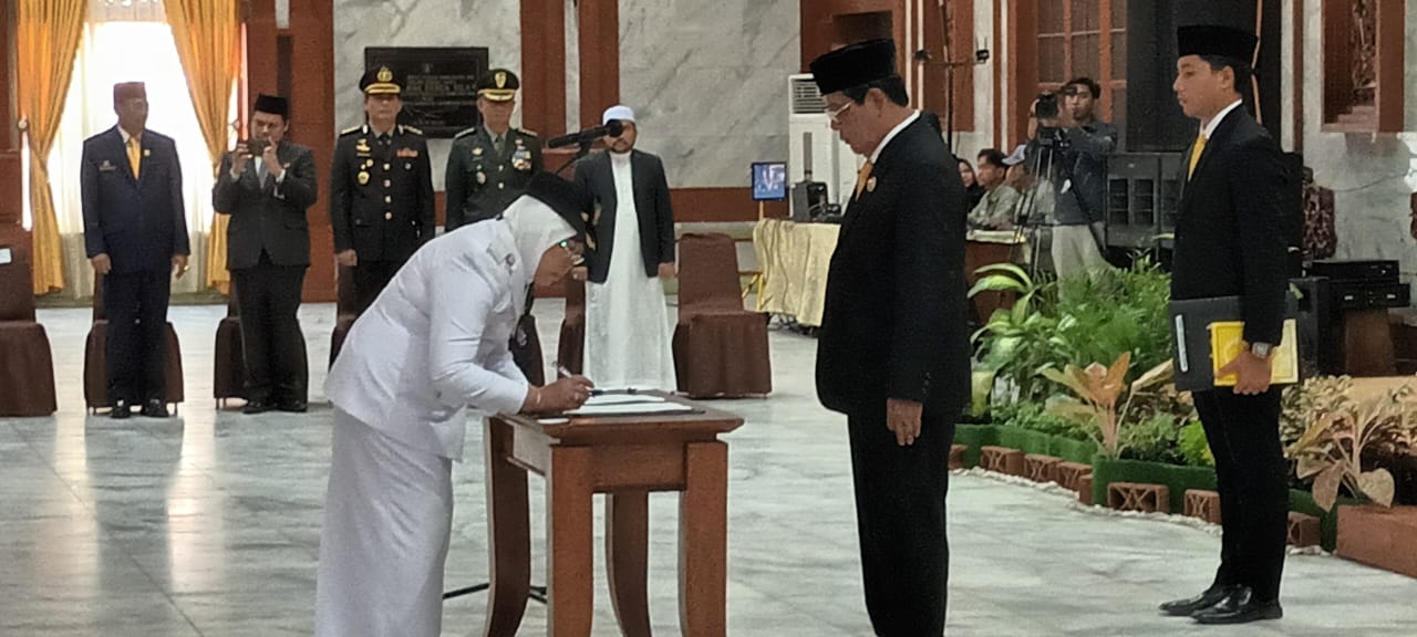 PELANTIKAN : Penjabat Bupati Tabalong Hj Hamida Munawarah dilantik Gubernur Kalsel H Sahbirin Noor, Jumat (22/3). (Foto: Ibnu Dwi Wahyudi/Radar Banjarmasin)