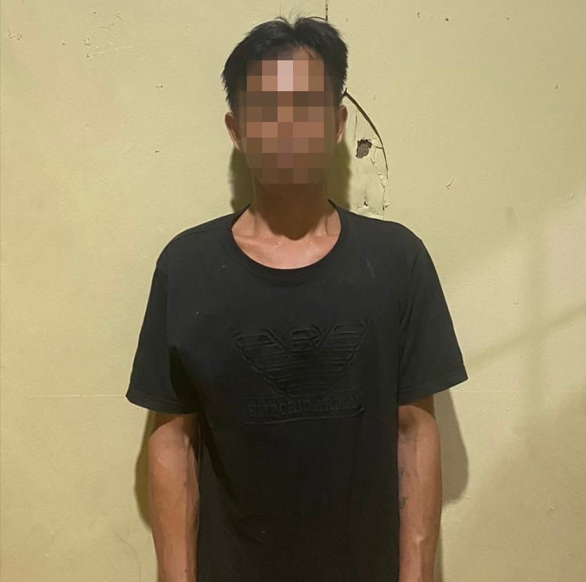 DIBEKUK: MA (35) diamankan Satsamapta Polres Tanah Bumbu saat patroli Ramadhan. Ia diduga membawa belati tanpa izin yang sah. (Foto: Samapta Polres Tanbu)