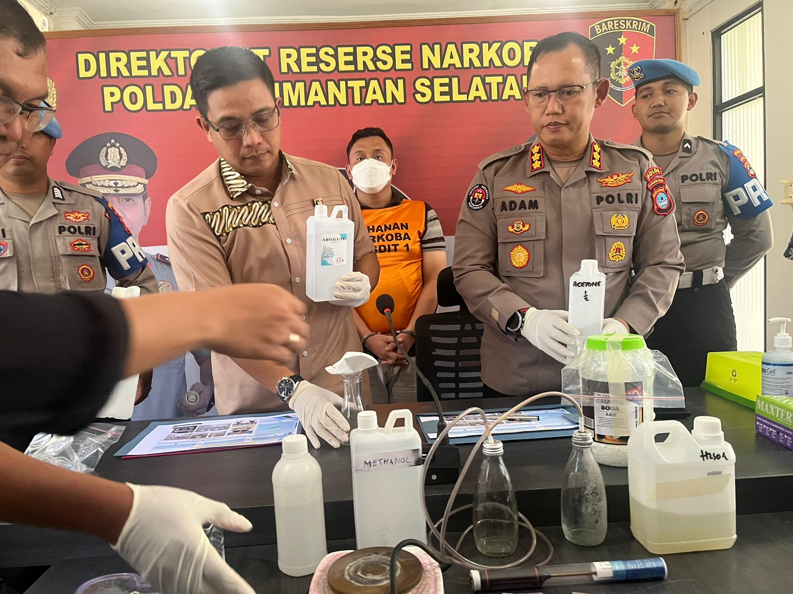 BARBUK: Direktur Reserse Narkoba Polda Kalsel, Kombel Pol Kelana Jaya dan Kabid Humas Polda Kalsel, Adam Erwindi menunjukkan barang bukti pembuatan narkoba jenis sabu-sabu. (Foto:Muhammad Oscar Fraby)