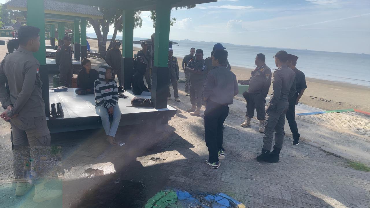 TERJARING RAZIA: Satpol PP dan Damkar Tanbu mengamankan 14 anak punk di sekitar Pantai Pagatan, Kusan Hilir, Jumat (22/3/2024) pagi. (Foto: Satpol PP dan Damkar Tanbu)