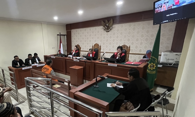 SIDANG TPPU: Terdakwa Satria Gunawan alias Babah yang merupakan paman gembong narkoba internasional, Fredy Pratama alias Miming, mendengarkan dakwaan JPU di Pengadilan Negeri Banjarmasin, Kamis (21/3)
