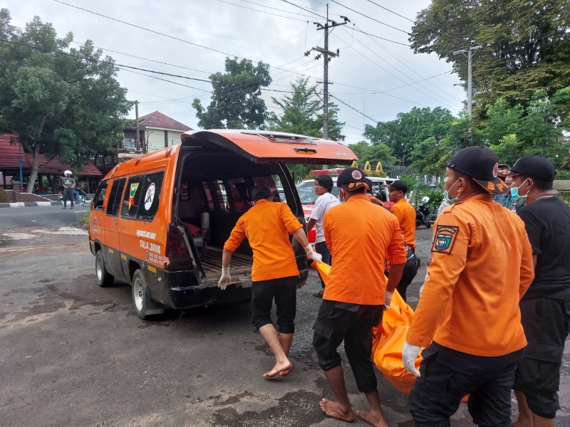 EVAKUASI : Personil BPBD Tala dan relawan mengevakuasi jasad pemancing yang mengapung di Kolam Taman Mina Tirta, Kamis (21/3).