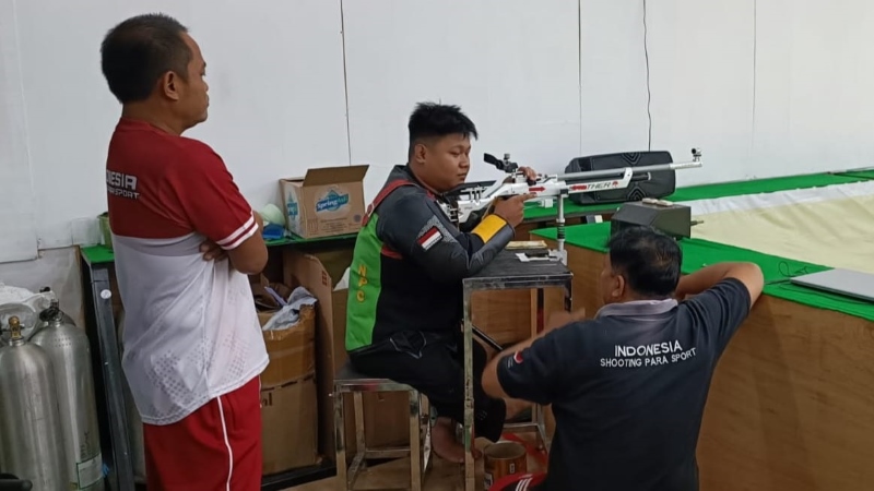 KESEMPATAN: Dua atlet menembak NPC Kalsel dipanggil untuk mengikuti latihan bersama tim Parashooting NPC Indonesia di Solo.