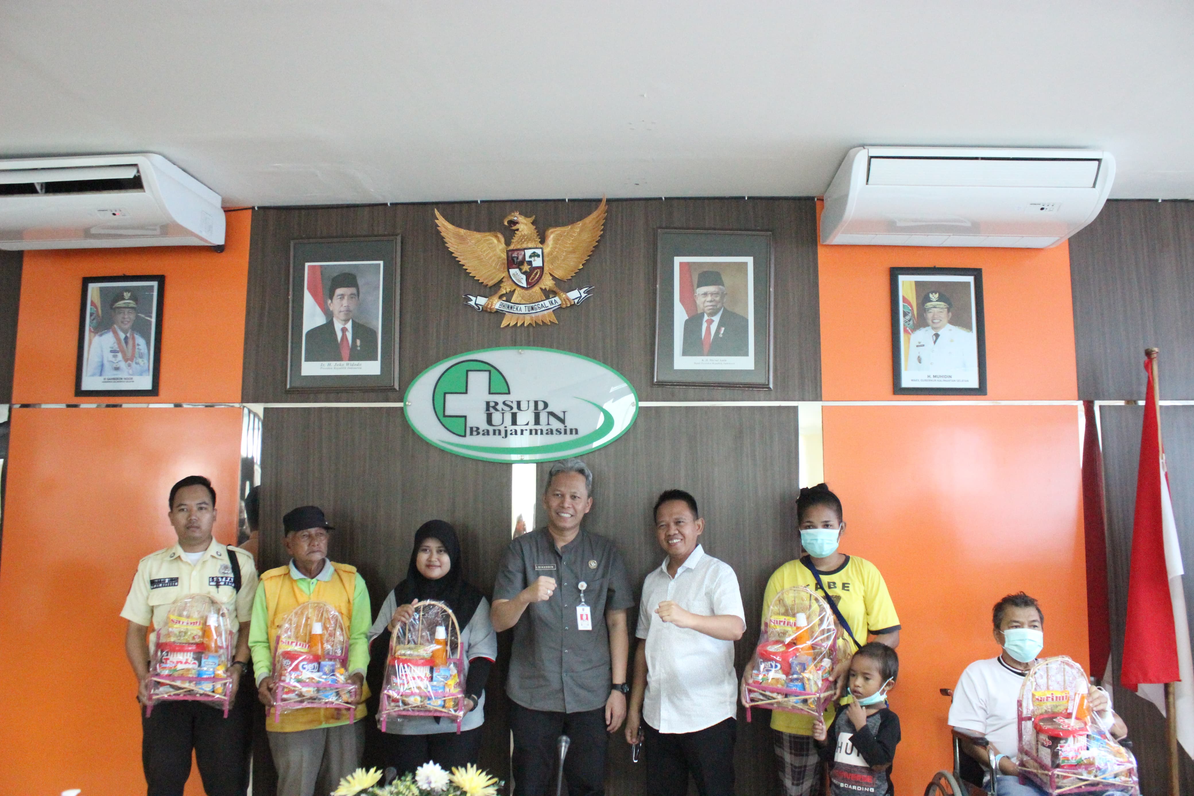 MOMEN: Direktur RSUD Ulin bersama perwakilan pasien kelas III, security dan SC yang menerima paket bingkisan Ramadan.