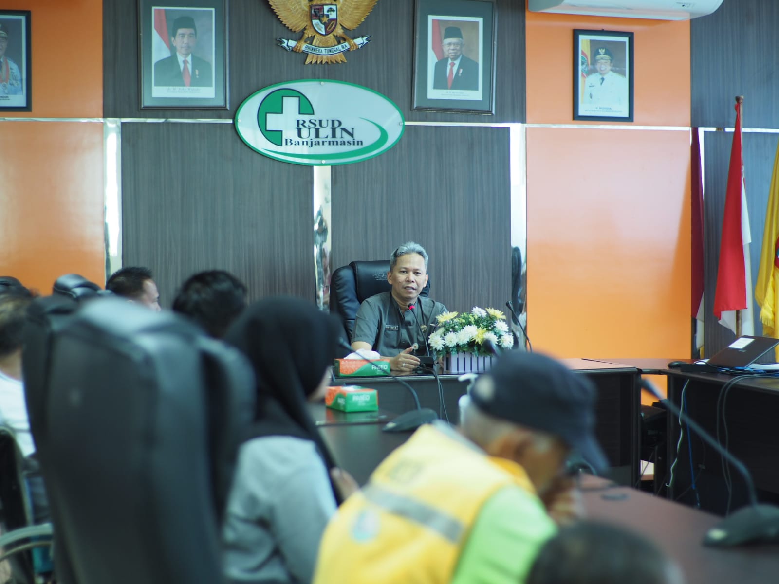 SAMBUTAN: Direktur RSUD Ulin, dr Diauddin saat penyerahan secara simbolis paket bingkisan Ramadan.