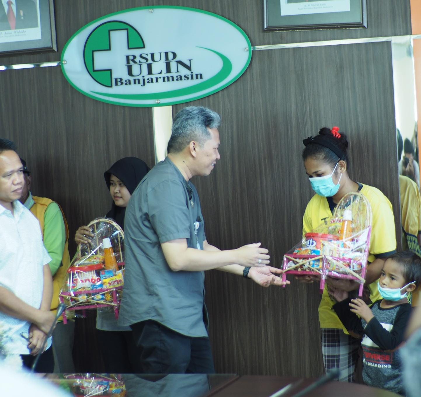 SERAHKAN: Direktur RSUD Ulin, dr Diauddin secara simbolis menyerahkan bingkisan kepada perwakilan pasien kelas III, didampingi Plt Wadir Umum dan Keuangan, H Berkatullah SKM MM.