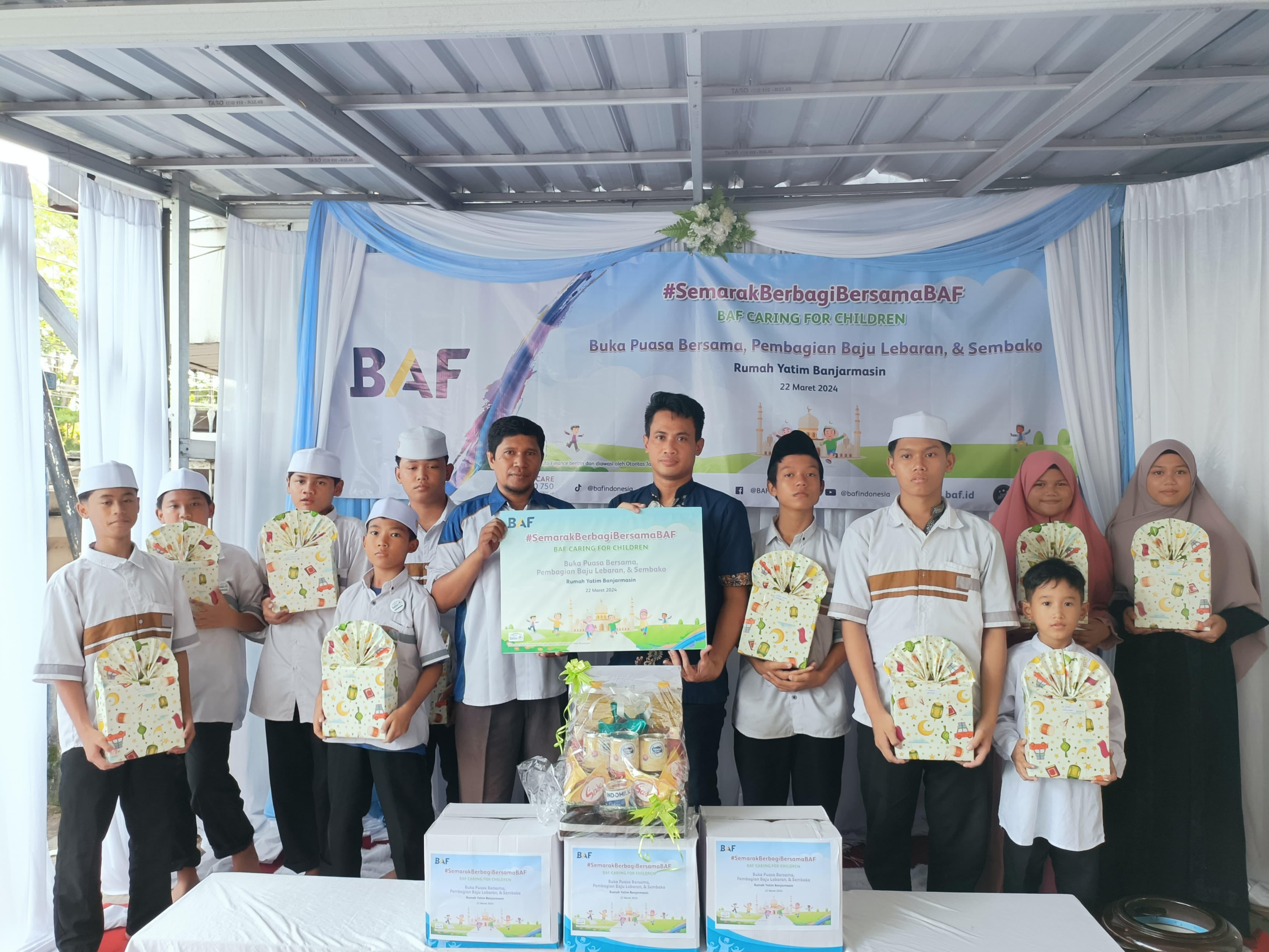 BAF BERBAGI:Penyerahan donasi secara simbolis oleh Area Office Head Banjarmasin, Rudy Arianto, kepada Kepala Cabang Rumah Yatim Kalimantan Selatan, M Abdulah, pada Jumat (22/3/2024).