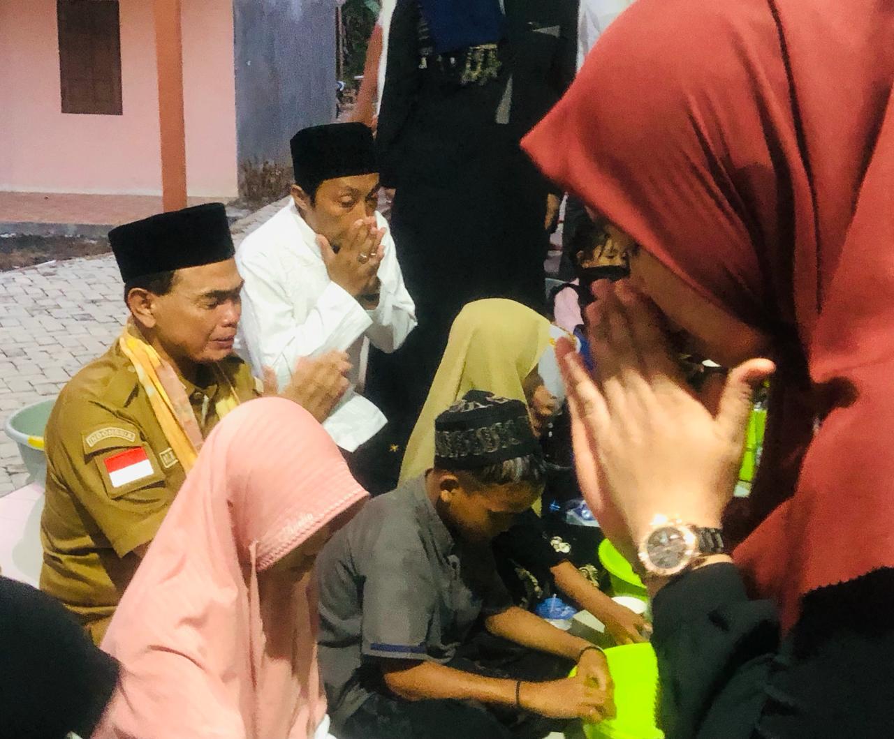 HARU: Bupati Zairullah tak kuasa menahan air matanya saat melihat anak mencuri kaki ibunya di Kecamatan Kuranji, baru-baru tadi. -