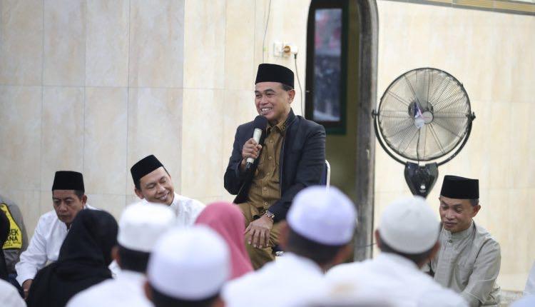 SAMBUTAN: Bupati Zairullah memberi sambutan di Desa Bunati, Kecamatan Angsana saat Safari Ramadan, Senin (18/3). -