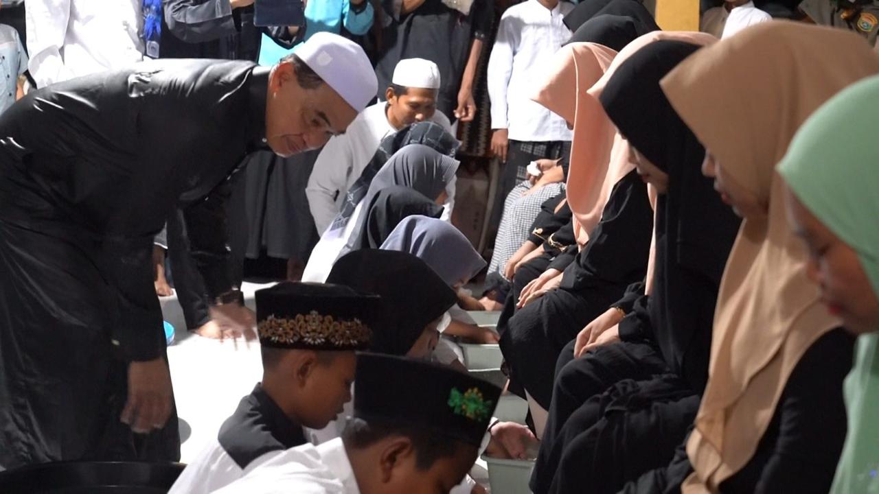 DIPANTAU: Bupati Zairullah memantau anak-anak dalam Gerakan Cuci Kaki Ibu di Desa Pematang Ulin, Kecamatan Karang Bintang, Minggu (17/3). -