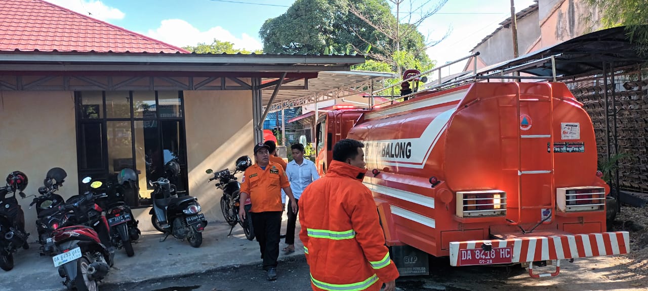 KEBAKARAN: Petugas pemadam kebakaran ketika mencoba memadamkan api di kantor Disperkim Kabupaten Tabalong, Senin (25/3/2024).(Foto: Ibnu Dwi Wahyudi/Radar Banjarmasin)