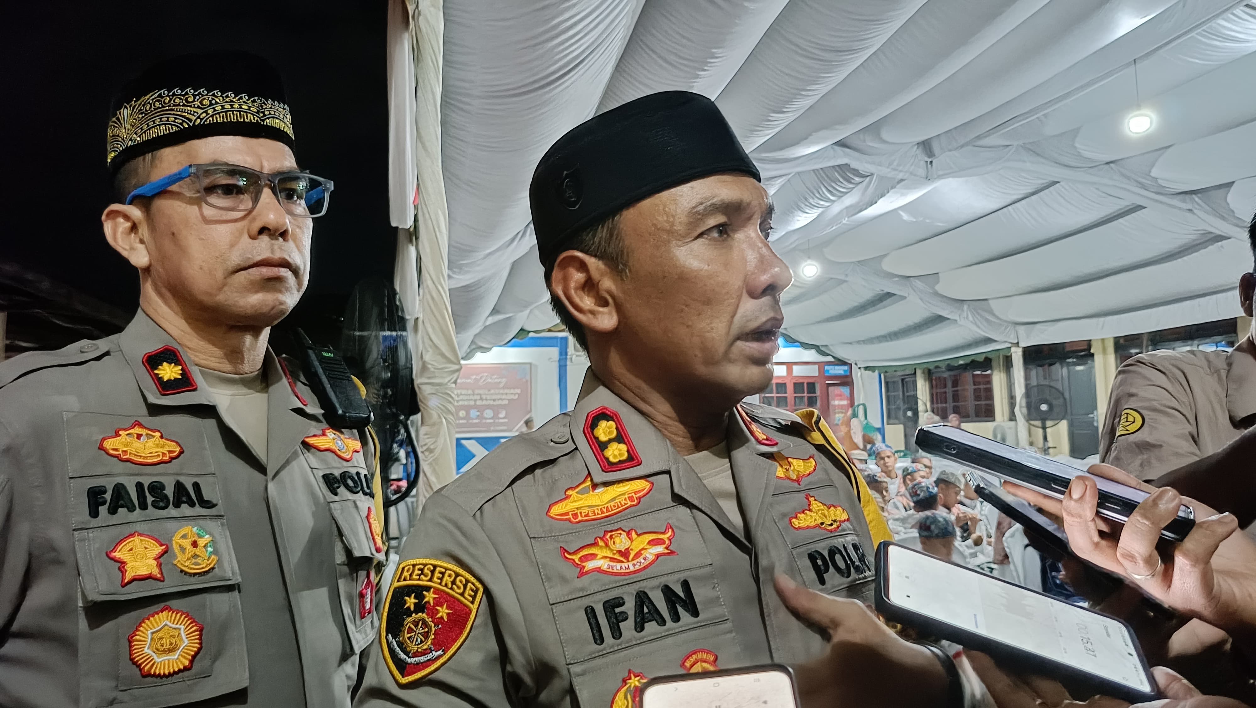 TEKS FOTO: Kapolres Banjar, AKBP Ifan Hariyat saat diwawancarai usai buka puasa bersama di Mapolres Banjar, Senin (25/3/2024) malam.(Foto:Sheilla Farazela/Radar Banjarmasin)
