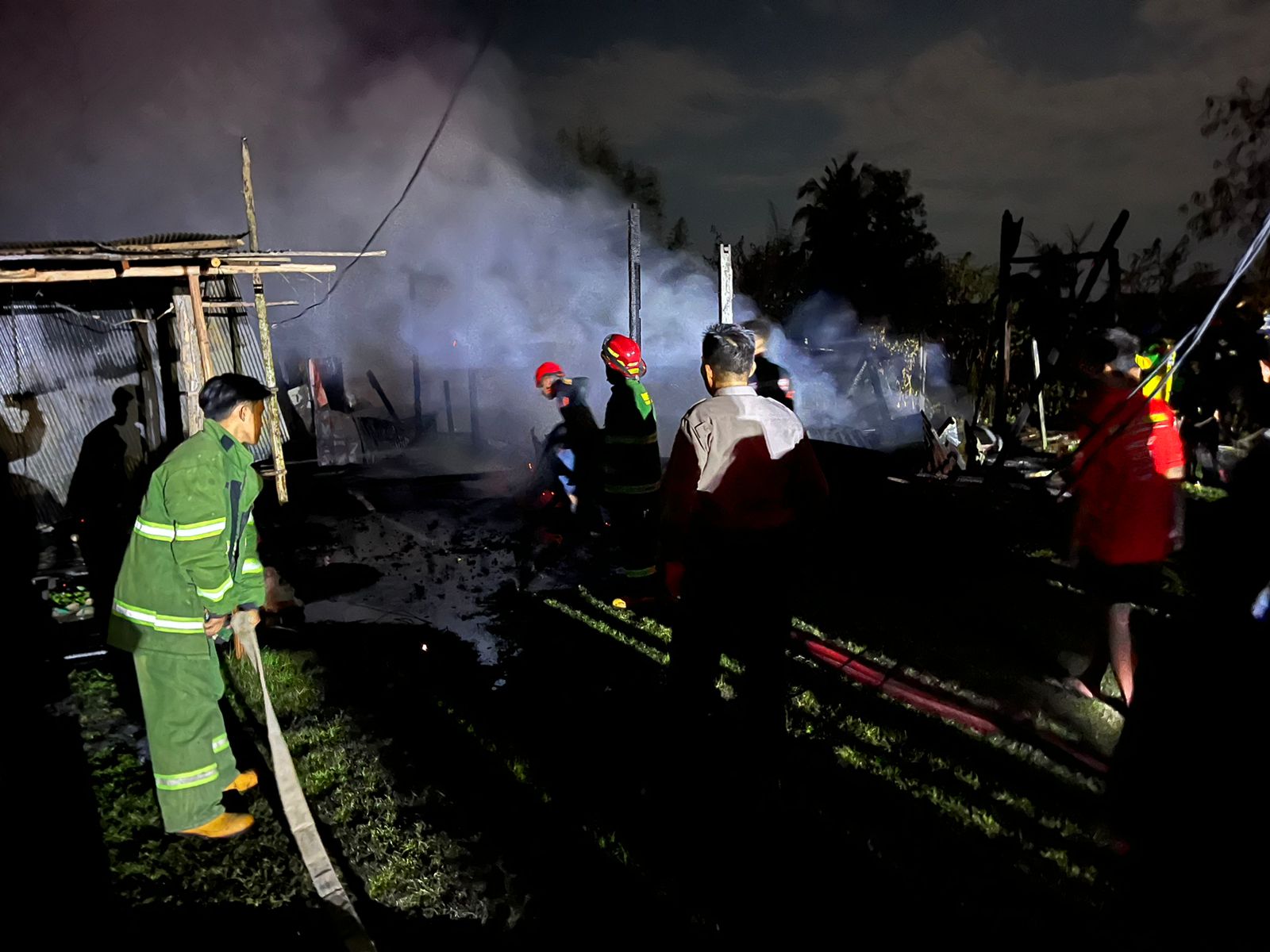 TAK BERSISA : Kebakaran di Kelurahan Landasan Ulin Utara, Banjarbaru, melumat habis dua buah rumah beserta isinya Minggu (24/03) malam