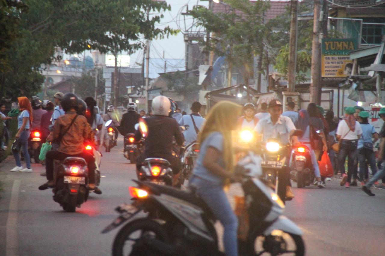HARUS BERANI: Para buruh bisa melaporkan perusahaan yang tidak membayar THR ke posko pengaduan. Foto: Dokumentasi Radar Banjarmasin