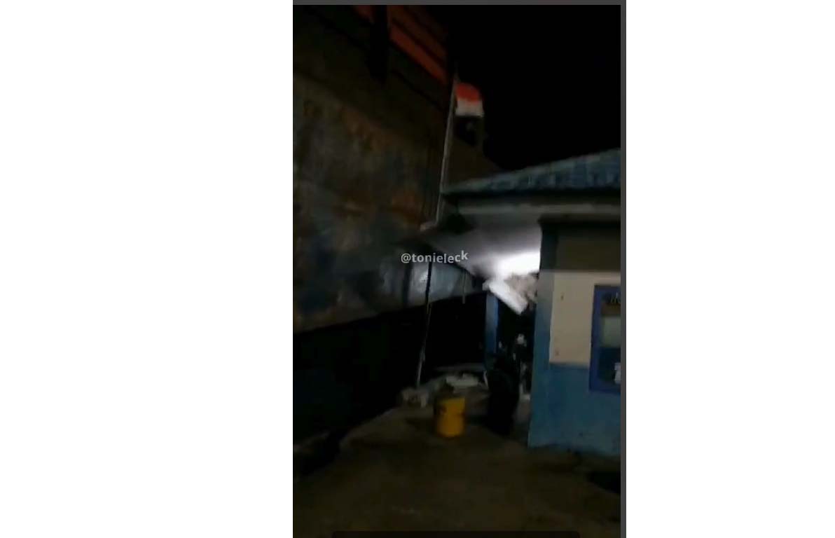 SEREMPET: Tongkang kembali tabrak tepian Sungai Barito di Batola, pada Minggu (24/3/2024) malam. Foto: Dari video @tonielecktro KBI