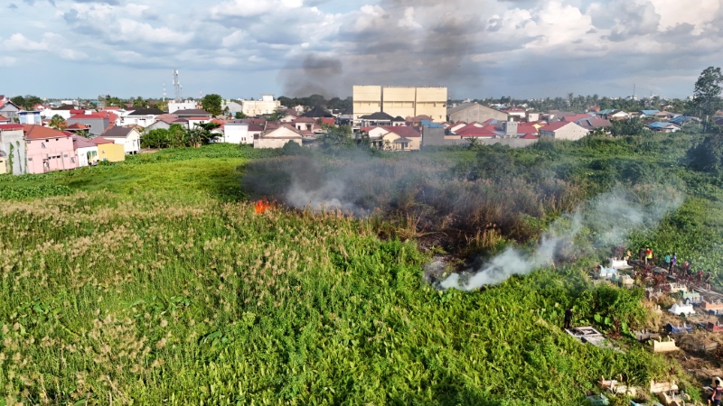 KARHUTLA: Lahan kosong di area Kuburan Muslimin, Kelurahan Surgi Mufti, Kecamatan Banjarmasin Utara terbakar pada Minggu (24/3) tadi.