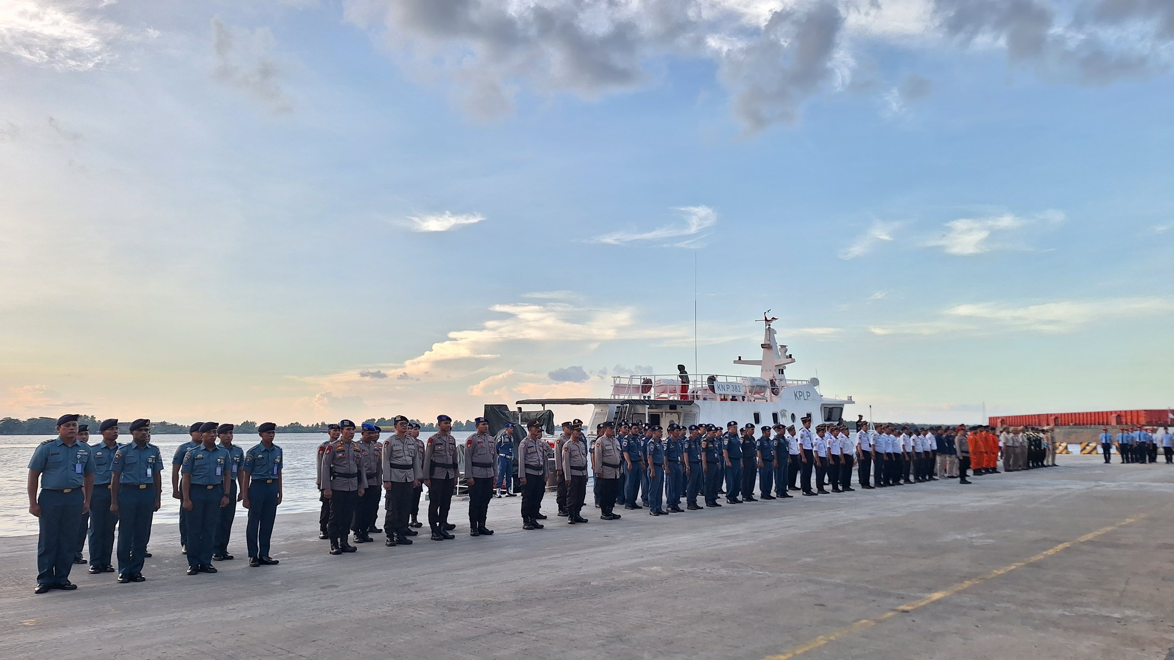 APEL GABUNGAN:Dalam mendukung Mudik Lebaran 2024, prajurit Lanal Banjarmasin dikerahkan untuk membantu pengamanan Pelabuhan Trisakti Banjarmasin.(foto:Maulana/Radar Banjarmasin)