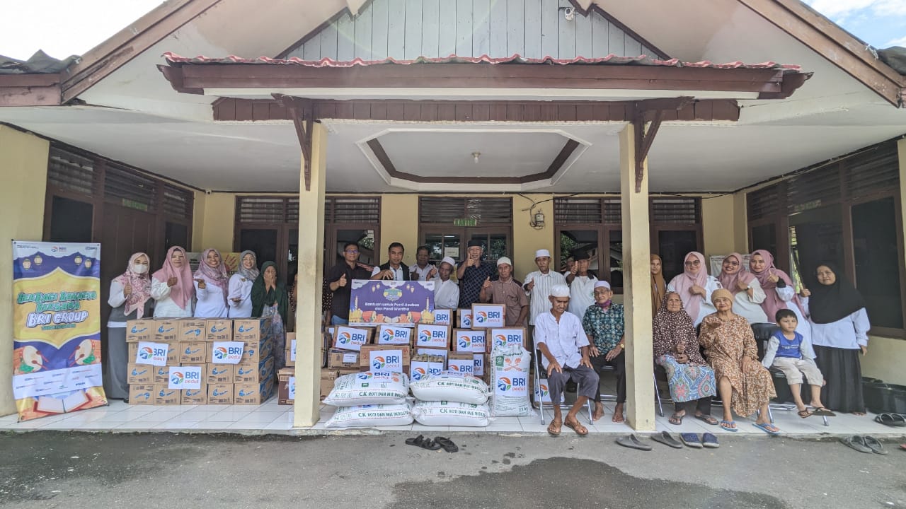 BERBAGI KEBAHAGIAAN: Panti Werdha Budi Luhur Martapura juga mendapatkan bantuan sembako dari BRI cabang Martapura.(foto-foto:BRI Cabang Martapura untuk Radar Banjarmasin)