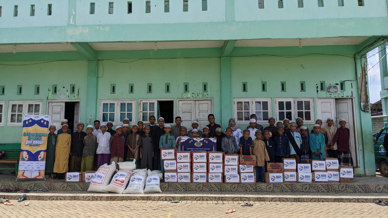PEDULI: BRI cabang Martapura kala menyerahkan sembako ke Panti Asuhan Raudhatun Nasyi&rsquo;in.