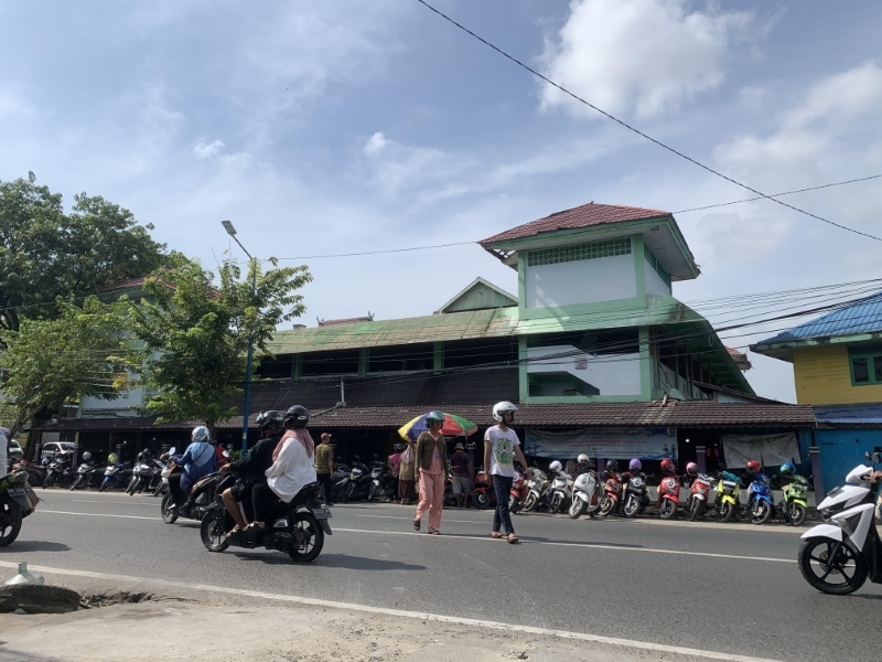 TERDAMPAK PELEBARAN SUNGAI: Pasar Kuripan di pertigaan Jalan Kuripan dan Jalan Veteran, Banjarmasin Timur. Sebagian bangunan pasar akan terdampak pelebaran Sungai Veteran.