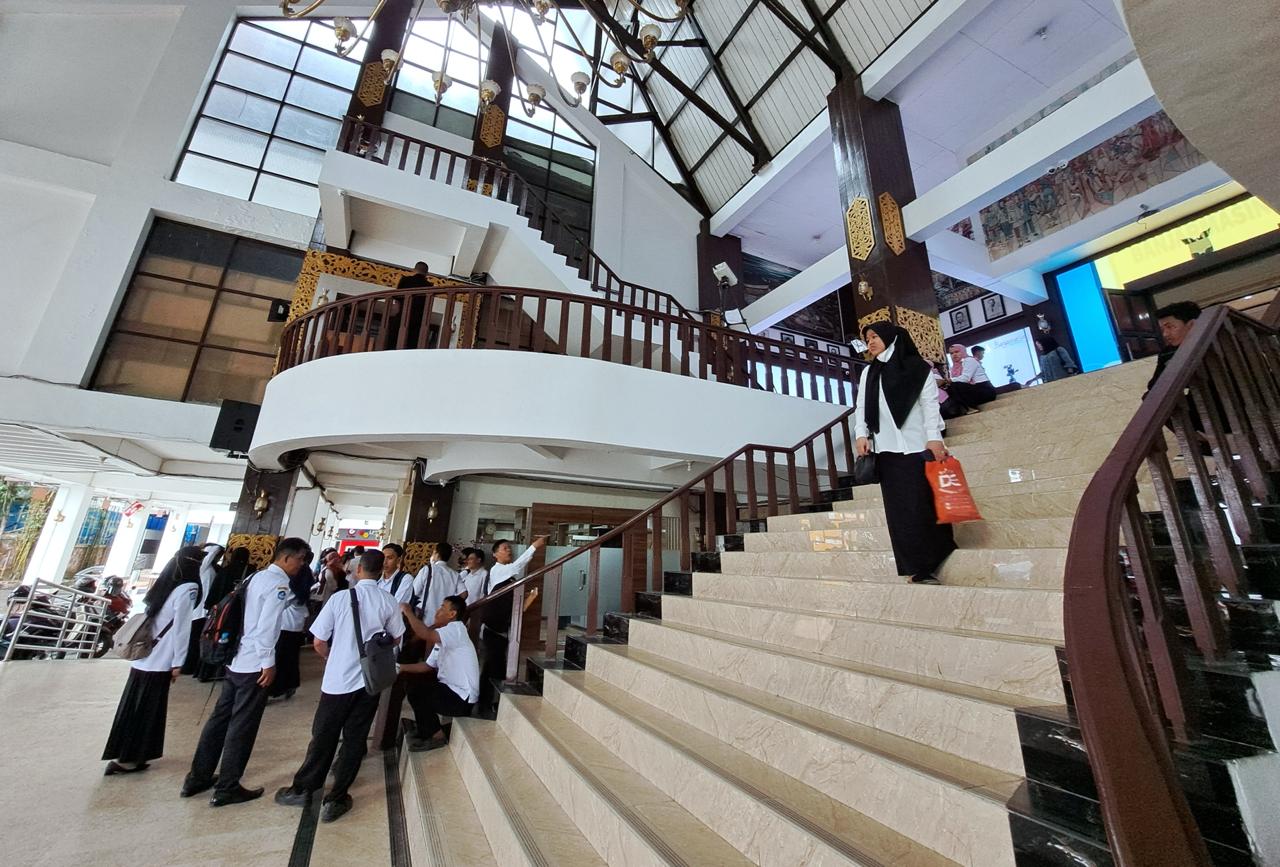 CAIR BARENG: Tunjangan hari raya untuk ASN di Pemko Banjarmasin cari bareng,  (Foto: Wahyu Ramadhan/Radar Banjarmasin)