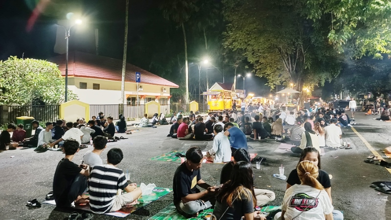 NONGKRONG: Halaman Museum Lambung Mangkurat Banjarbaru dipadati anak muda, Senin (25/3) malam.