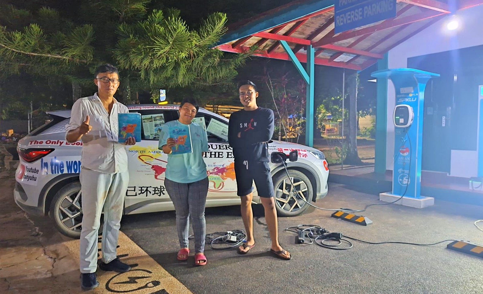 Chee Shin Yi (Miss Gloria) dan Fan Yuhu, penjelajah dunia berkewarganegaraan China dan Malaysia yang telah berkeliling dunia sejak enam bulan lalu menggunakan mobil listrik